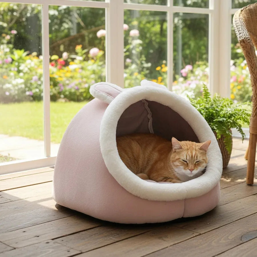 Chat dans panier fermé doux pour chat de couleur rose