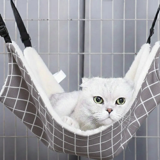 Chat sur panier hamac motif carré