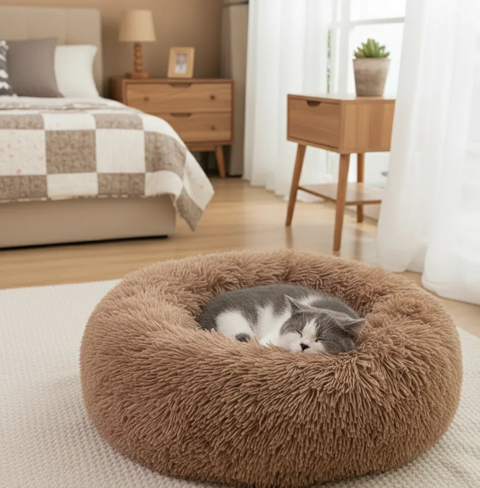 Coussin doux pour chat effet chauffant naturel marron dans une chambre