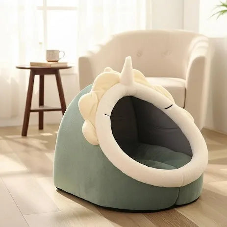 Panier fermé doux pour chat couleur symétrique dans salon