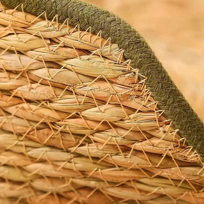 Zoom sur panier osier chat en forme de chat avec extrémité verte