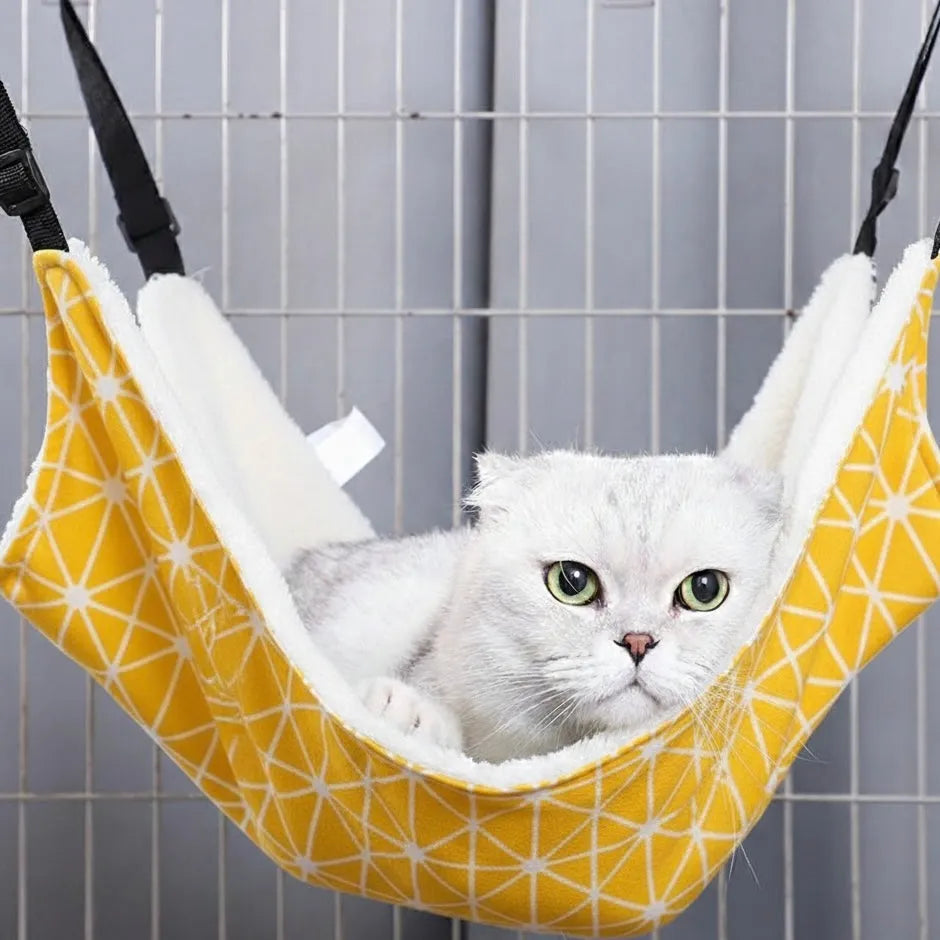 Chat sur Panier hamac motif  jaune