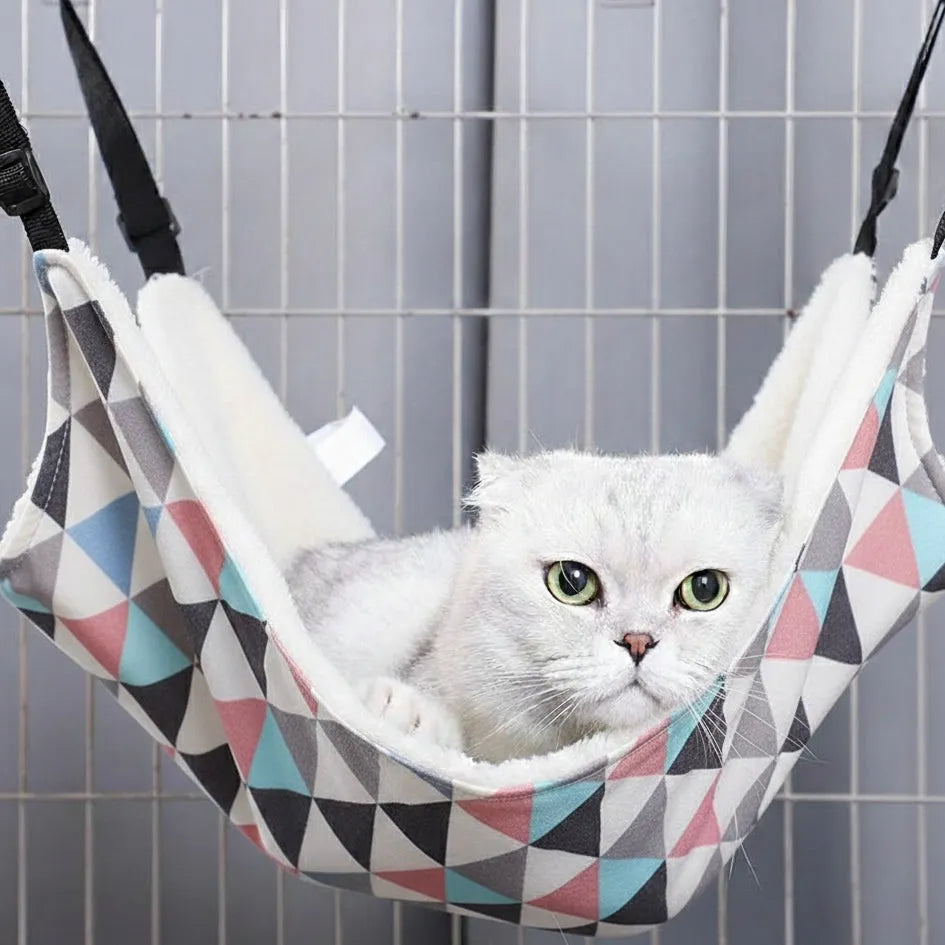 Chat sur panier hamac motif mosaïque