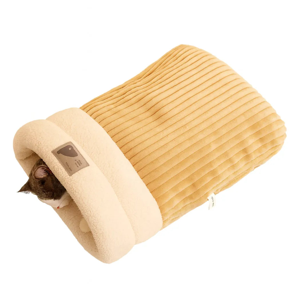 Panier chat chaussette beige avec un chat a l’intérieur