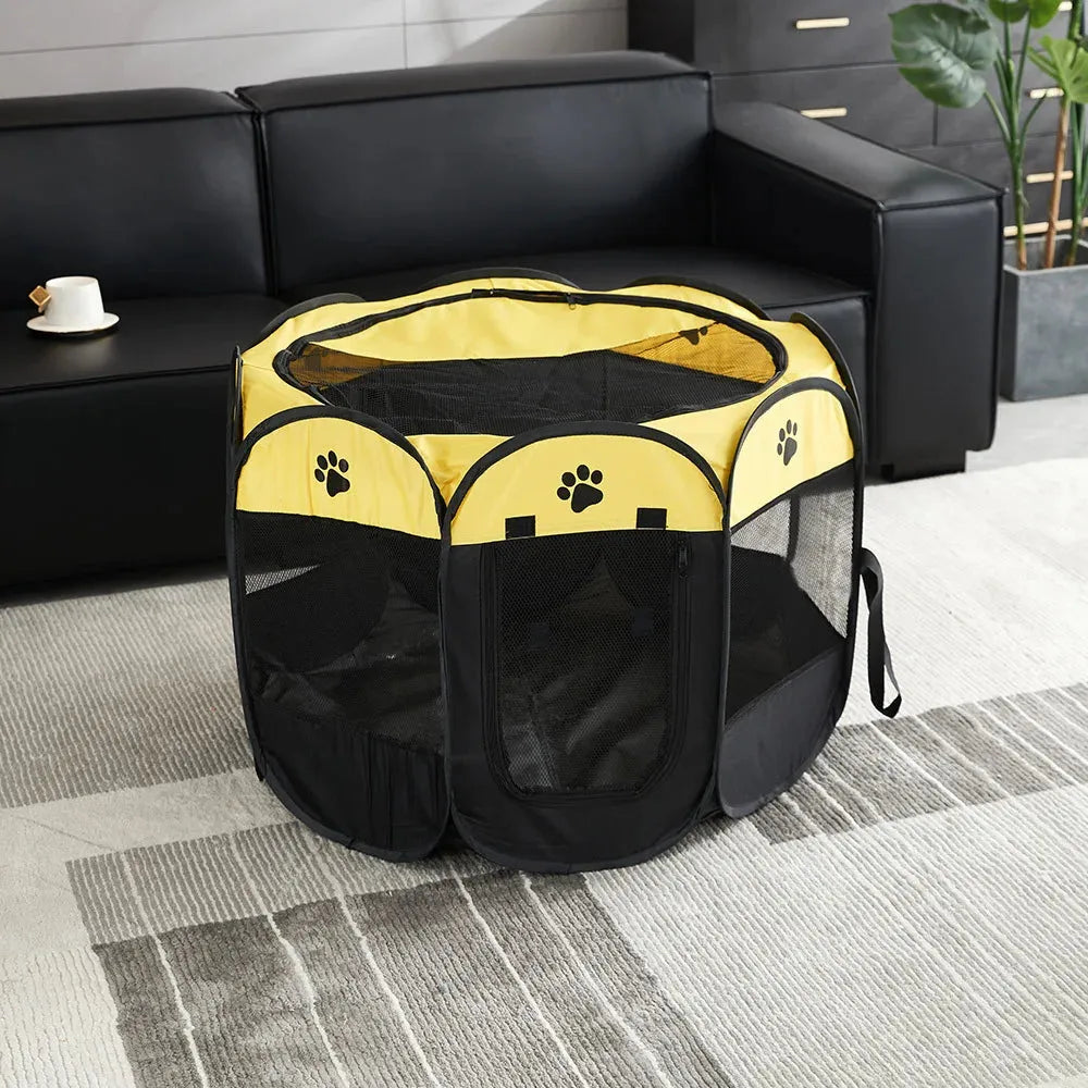 Panier extérieur chat respirant jaune dans un salon