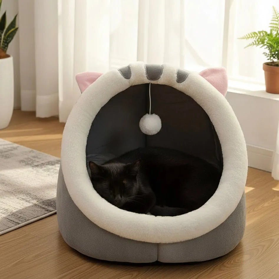 Panier fermé doux pour chat dans salon