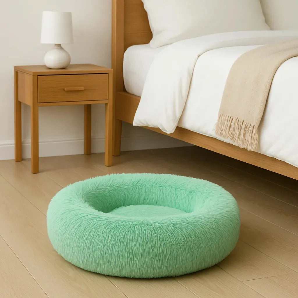 Coussin doux effet chauffant naturel vert dans une chambre